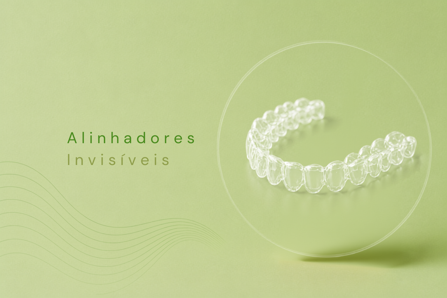Alinhadores Ortodônticos

Os alinhadores ortodônticos são uma alternativa aos aparelhos fixos convencionais, que utilizam bráquetes e fios para realizar a movimentação dos dentes.

São dispositivos transparentes, removíveis e personalizados, desenvolvidos de acordo com o planejamento ortodôntico de cada paciente.

Como funcionam os alinhadores?

O tratamento utiliza uma sequência de placas transparentes que promovem forças leves e controladas sobre os dentes, realizando sua movimentação gradual até as posições planejadas pelo ortodontista.

Cada alinhador representa uma etapa do tratamento e deve ser utilizado pelo período e quantidade de horas recomendados pelo profissional.

Discrição e praticidade

Por serem transparentes, os alinhadores ficam praticamente imperceptíveis durante o uso, proporcionando uma alternativa mais discreta para quem deseja realizar um tratamento ortodôntico.

Além disso, por serem removíveis, podem ser retirados para alimentação, escovação e uso do fio dental, facilitando os cuidados com a higiene bucal durante o tratamento.

Tratamento personalizado

A indicação e o planejamento devem ser realizados individualmente pelo ortodontista, considerando o posicionamento dos dentes e as necessidades de cada paciente.